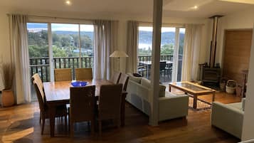 TV, fireplace, DVD player, books