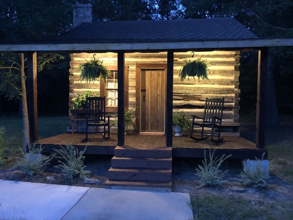 Terrace/patio - Hidden Gem log cab near crater of diamonds (Washington)