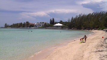 Plage, chaises longues, serviettes de plage