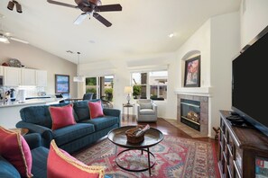 تلفزيون ذكي، مدفأة، مشغل دي في دي، كُتُب