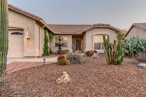 Rentoudu ja nauti Tucson tyylillä.  Allas, poreallas, ulkokeittiö, näkymä