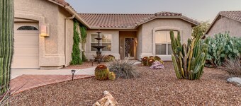 Slapp av og nyt Tucson i stil.  Basseng, boblebad, utekjøkken, utsikt