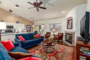 Smart TV, caminetto, lettore DVD, libri