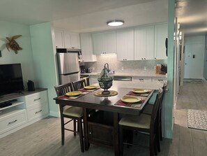 Fridge, microwave, oven, stovetop - Remodeled 2025, king bed, 2 Bathroom, sleeps 4 (Kahuku)