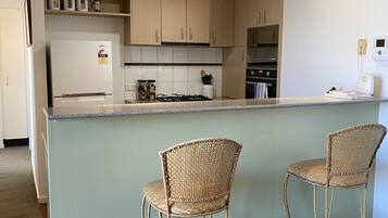 ثلاجة، ميكروويف، فرن، موقد طهي مسطح