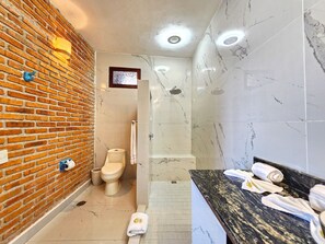 Douche, sèche-cheveux, serviettes fournies, savon