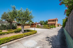 Property grounds - Villa attached to the sea, 4 beds (Piana Calzata)