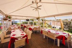 Outdoor dining - Villa attached to the sea, 4 beds (Piana Calzata)