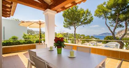 Kaunis huvila, jossa oma uima-allas ja puutarha, merinäköala