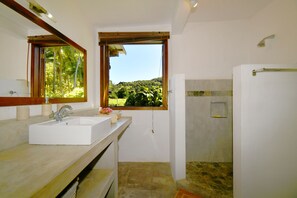Dusche, Haartrockner, Handtücher
