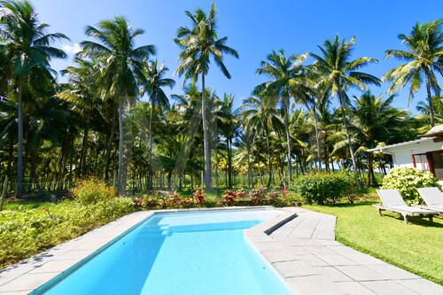 Pretty Bungalow for 2 or 4 p. with private pool, in a beautiful piece of nature