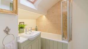 Duschwanne, kostenlose Toilettenartikel, Haartrockner, Handtücher