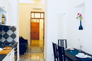 冷蔵庫、電子レンジ、オーブン、コンロ