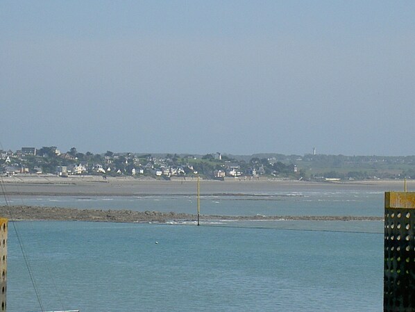 A coastal view with a sandy beach and a row of houses in the background. - Cosy Chalet - Sleeps 2-3,  Peaceful Setting, 5kms To Shops,Linen/Towels Included (Romagny Fontenay)