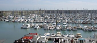 Cosy Chalet - Sleeps 2-3,  Peaceful Setting, 5kms To Shops,Linen/Towels Included