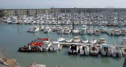 Cosy Chalet - Sleeps 2-3, Peaceful Setting, 5kms To Shops,Linen/Towels Included