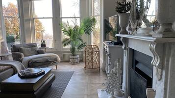 Smart TV, fireplace, DVD player, stereo