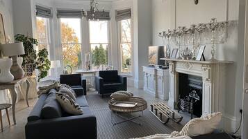 Smart TV, fireplace, DVD player, stereo