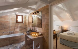 Combined shower/tub, hair dryer, towels