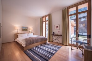 4 bedrooms, iron/ironing board, free Internet