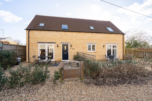 Lovely Cotswold holiday cottage within walking distance of restaurants/shops  