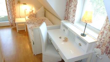 2 Schlafzimmer, Schreibtisch, Bügeleisen/Bügelbrett, WLAN