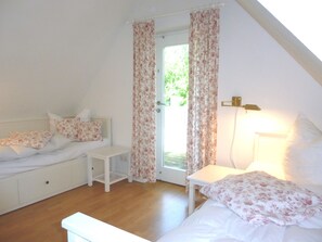 2 bedrooms, desk, iron/ironing board, WiFi