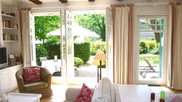 Fernseher, Kamin, DVD-Player, Bücher