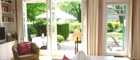 TV, fireplace, DVD player, books