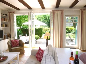 Fernseher, Kamin, DVD-Player, Bücher