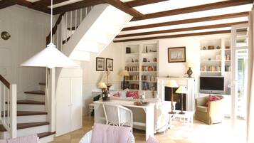 Fernseher, Kamin, DVD-Player, Bücher