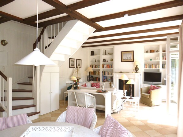 Fernseher, Kamin, DVD-Player, Bücher