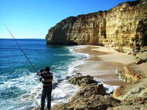 Vlak bij het strand, ligstoelen aan het strand