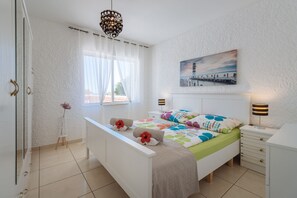 1 slaapkamer, een kluis op de kamer, een strijkplank/strijkijzer, wifi