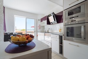 Een koelkast, een magnetron, een oven, een kookplaat