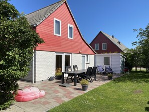 Outdoor dining - Luxurious vacation home by the sea, sauna, WIFI, 2 bathrooms in nature reserve (Kapelle)
