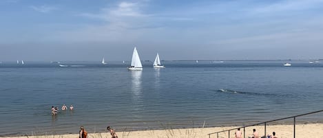 靠近海滩、沙滩椅