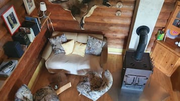 Fernseher, DVD-Player, Bücher, Stereoanlage