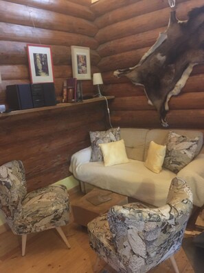 TV, DVD player, books, stereo