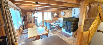 La maison de vacances rustique sur la pente ensoleillée