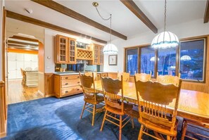 객실 내 식사 공간