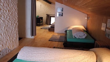 2 habitaciones, tabla de planchar con plancha y cuna de viaje