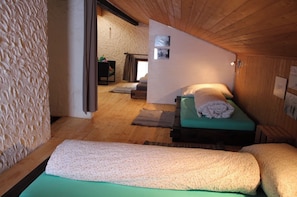 2 habitaciones, tabla de planchar con plancha y cuna de viaje