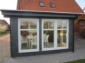 Outdoor dining - approx. 100 m² for 2-6 persons, Wlan, winter garden, fenced property  (Hohenfelde)