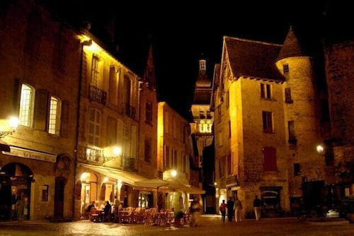 Independent house with heated pool (Perigord Noir hamlet)