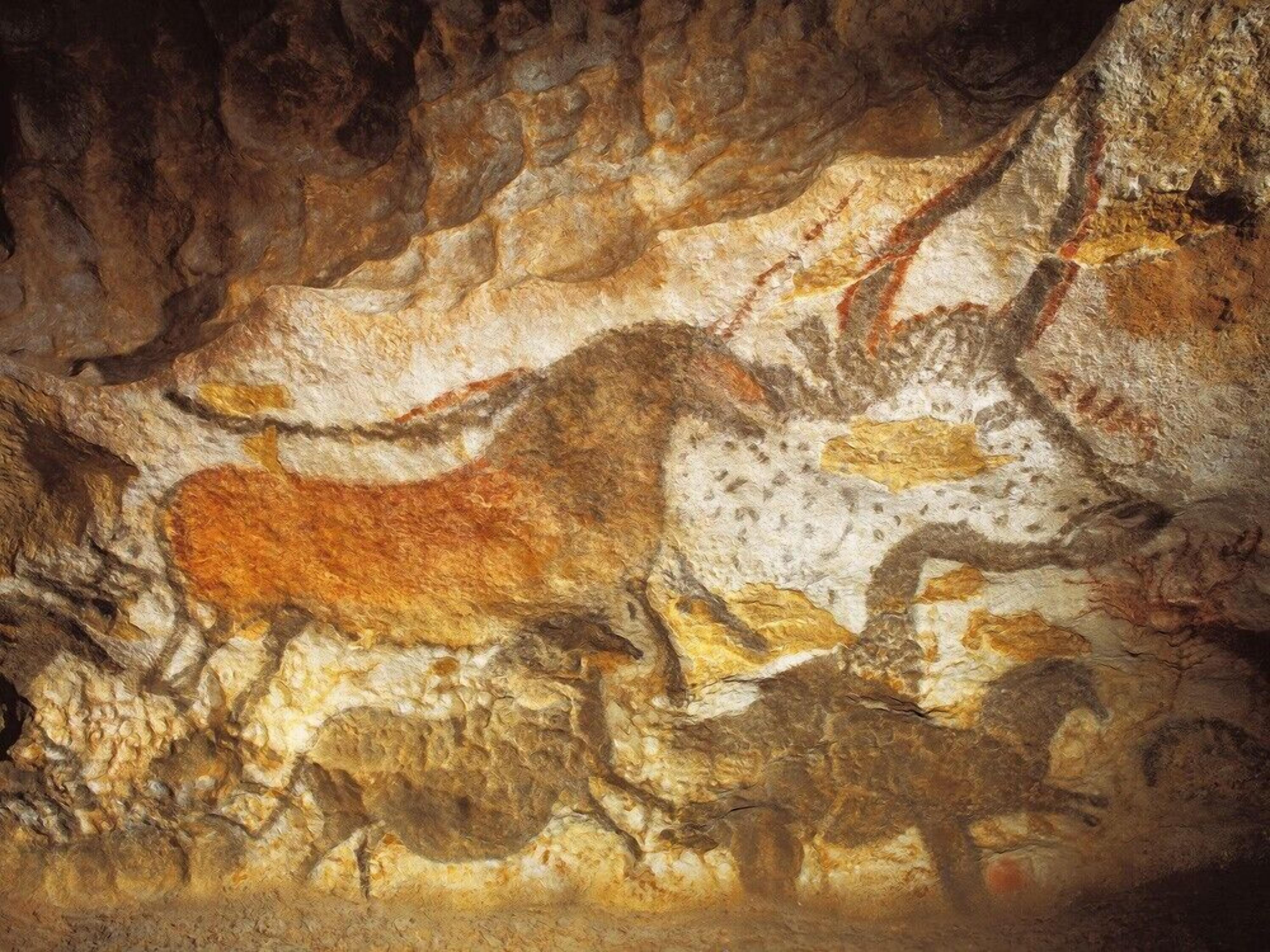 Eine Höhle mit prähistorischen Felsmalereien von Tieren.