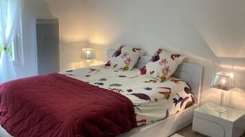 2 dormitorios, escritorio, tabla de planchar con plancha y cuna de viaje