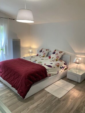 2 habitaciones, escritorio y tabla de planchar con plancha