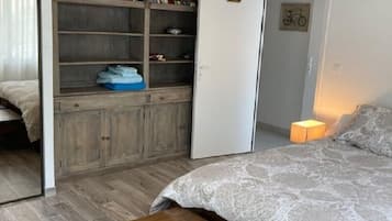 2 slaapkamers, een bureau, een strijkplank/strijkijzer, babybedden