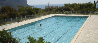 Sea views from a beautiful building, ideally located in Cassis near the harbour